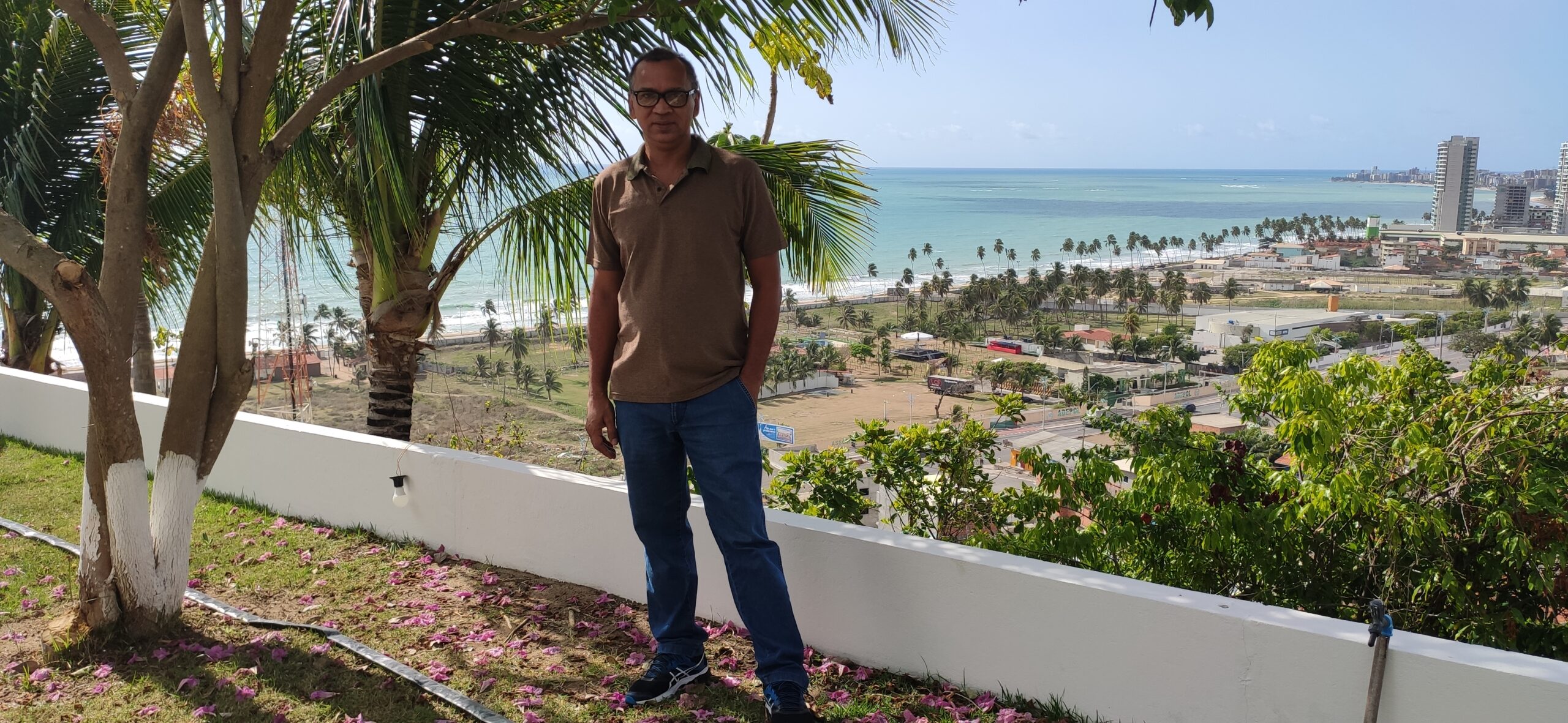 Imagem Sobre mim João Mota em uma paisagem na beira da praia em Maceió