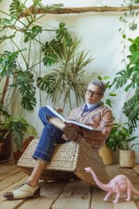 mulher lendo um livro em referência à mudança de hábito de ler bula de remédio