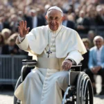 Esta página mostra o papa francisco sentado em uma cadeeira de rodas em referencia ao artigo Envelhecer com Propósito: As Lições de Vida do Papa Francisco