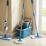 Imagem de mops para limpeza de pisos sobre o chão e na cor azul claro 3 modelos. sendo um com balde e dois sem o balde